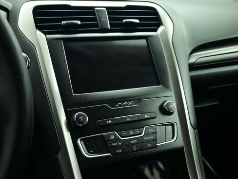 Used 2019 Ford Fusion SE image 16