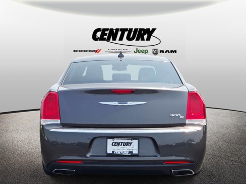 Used 2017 Chrysler 300 C image 5