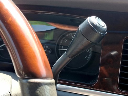 Used 2009 Lincoln Town Car Signature Limited image 18