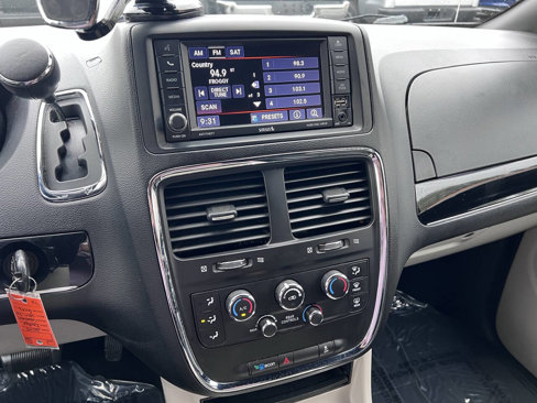 Used 2019 Dodge Grand Caravan SXT image 18