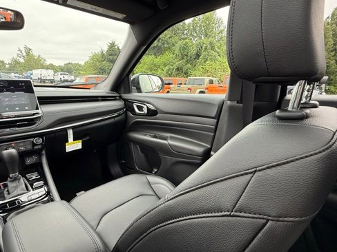New 2025 Jeep Compass Limited image 23