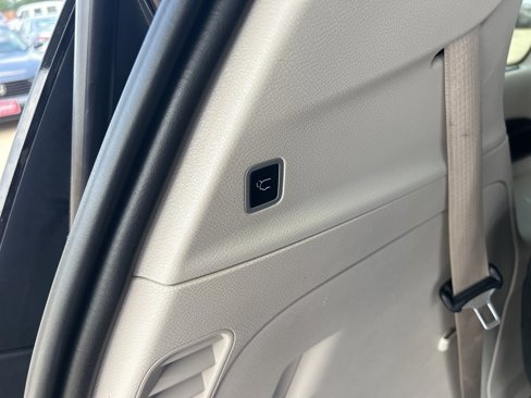 Used 2017 Chrysler Pacifica Touring-L image 10