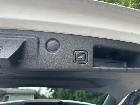 Used 2020 Chevrolet Equinox Premier w/ Premier Redline Edition image 18