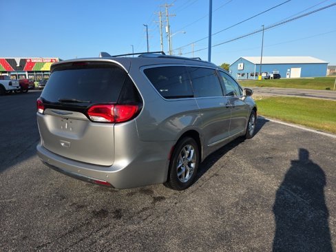 Used 2018 Chrysler Pacifica Limited image 5