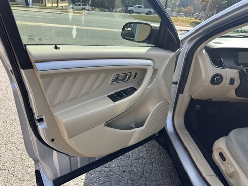 Used 2019 Ford Taurus SE image 12