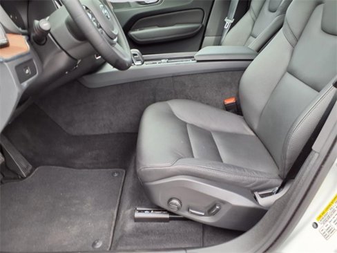 Used 2023 Volvo XC60 B5 Plus image 22