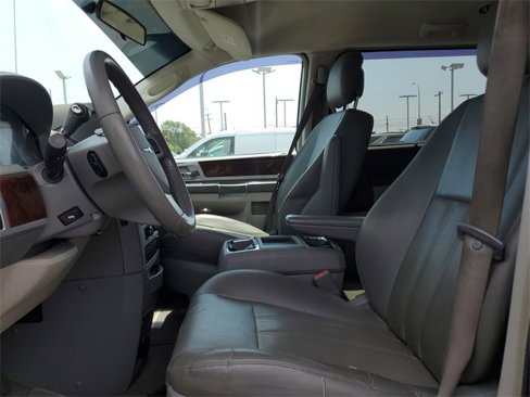 Used 2010 Chrysler Town & Country Touring image 17