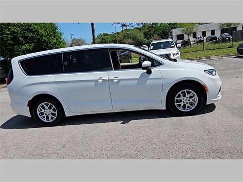 Used 2023 Chrysler Pacifica Touring-L image 25