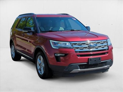 Used 2018 Ford Explorer XLT w/ Equipment Group 201A image 3