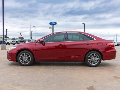 Used 2017 Toyota Camry SE image 4