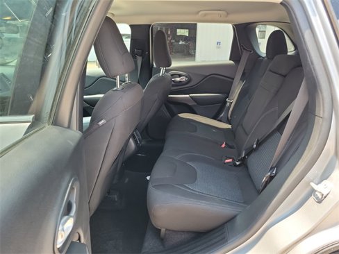Used 2019 Jeep Cherokee Latitude w/ Popular Appearance Group image 22