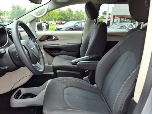 Used 2023 Chrysler Voyager LX image 15