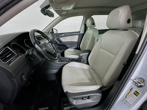 Used 2018 Volkswagen Tiguan SE w/ Panoramic Sunroof Package image 13