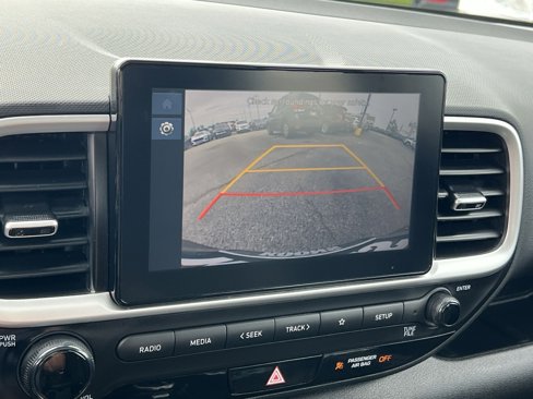 Used 2023 Hyundai Venue SEL image 19