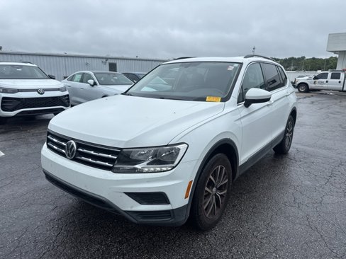Used 2020 Volkswagen Tiguan SE w/ Panoramic Sunroof Package image 2