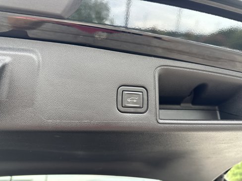 Used 2023 GMC Terrain SLT image 21