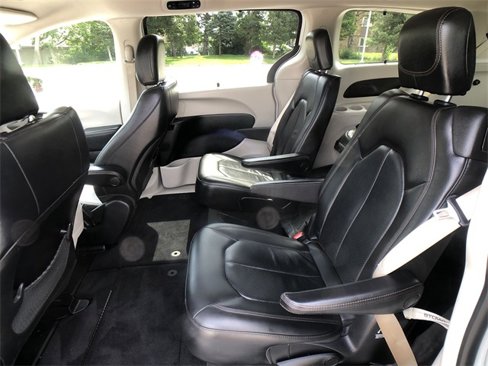 Used 2020 Chrysler Pacifica Touring-L image 21
