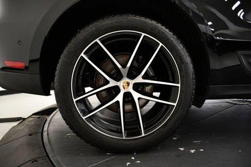 Certified 2023 Porsche Macan image 18