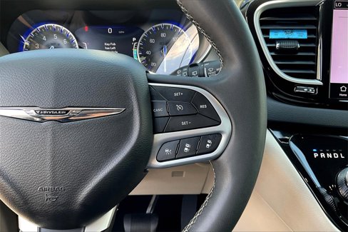 Used 2023 Chrysler Pacifica Touring-L image 11
