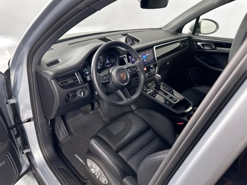 Certified 2024 Porsche Macan image 4