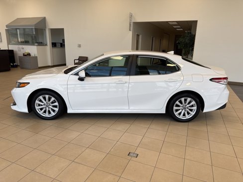 Used 2019 Toyota Camry LE image 2