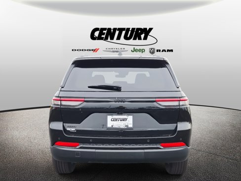 Used 2024 Jeep Grand Cherokee Altitude image 5