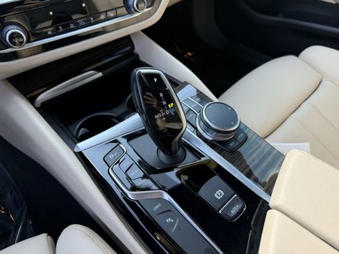 Used 2020 BMW 530e w/ Convenience Package image 24