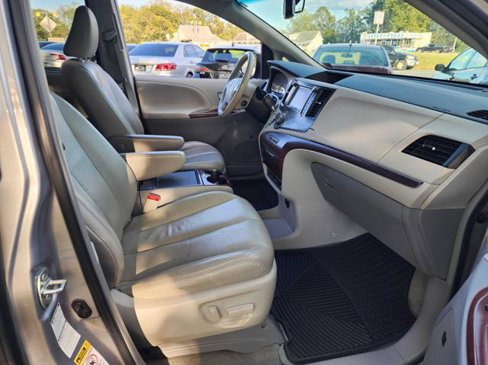 Used 2012 Toyota Sienna XLE image 22