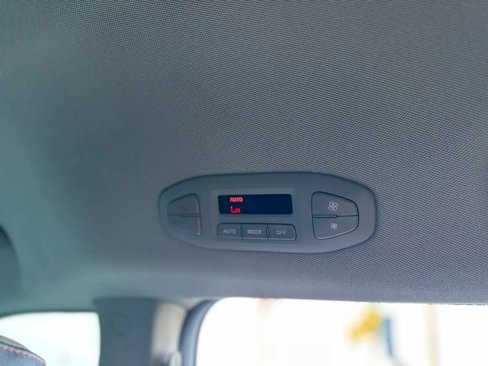 Used 2015 Kia Sedona SX image 31