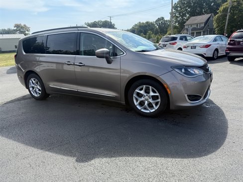 Used 2017 Chrysler Pacifica Touring-L w/ Tire & Wheel Group image 4