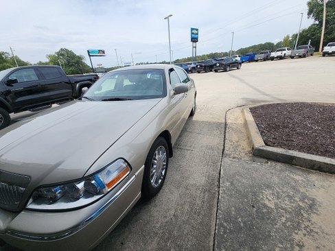 Used 2010 Lincoln Town Car Signature Limited image 2