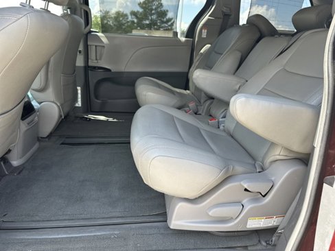 Used 2015 Toyota Sienna LE image 25