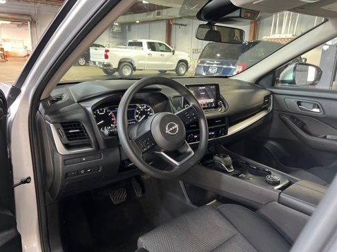 Used 2024 Nissan Rogue SV image 10