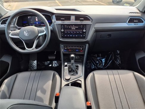 Used 2022 Volkswagen Tiguan SE image 3