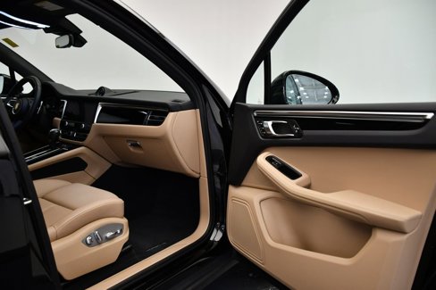 Used 2023 Porsche Macan Turbo image 48