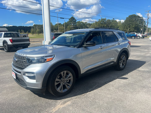 Used 2022 Ford Explorer XLT w/ Equipment Group 202A image 2