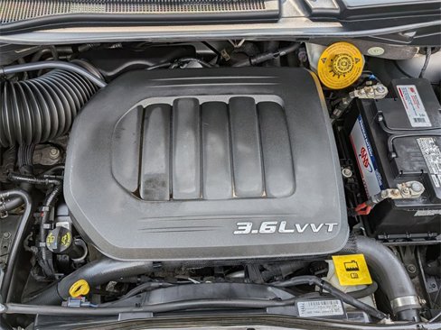 Used 2014 Chrysler Town & Country Touring image 28