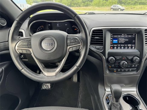 Used 2019 Jeep Grand Cherokee Laredo image 2