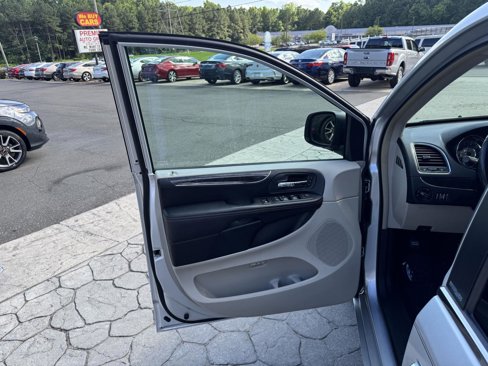 Used 2011 Chrysler Town & Country Limited image 5