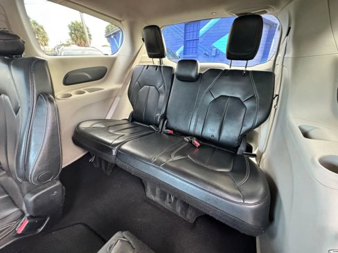 Used 2020 Chrysler Voyager Lxi image 32