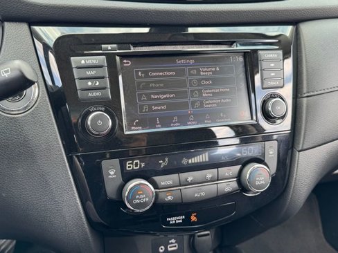 Used 2020 Nissan Rogue SV w/ Premium Package image 10
