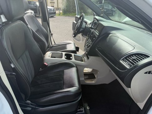 Used 2018 Dodge Grand Caravan SXT image 17