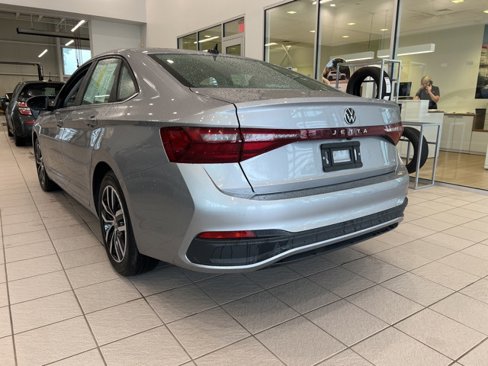 Used 2025 Volkswagen Jetta SE image 6