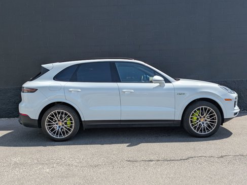 Certified 2023 Porsche Cayenne Platinum Edition image 9