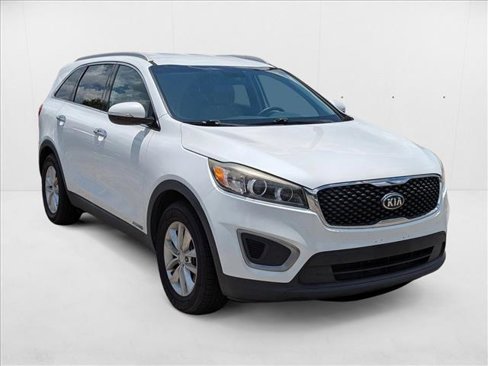 Used 2017 Kia Sorento LX image 3