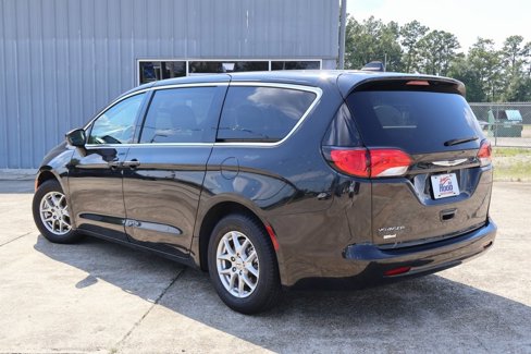 Used 2022 Chrysler Voyager LX image 2