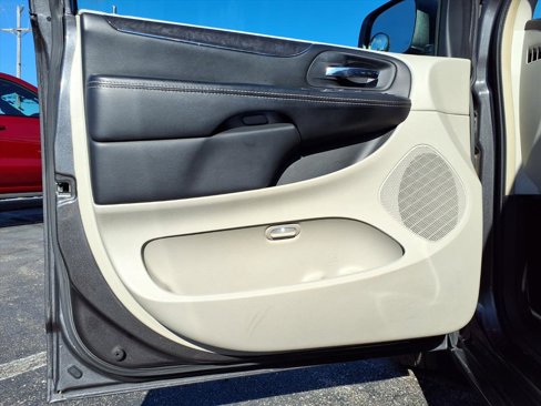 Used 2016 Chrysler Town & Country Touring image 18