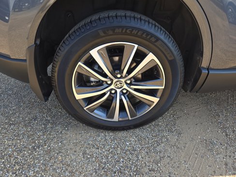 Used 2023 Toyota Venza LE image 10