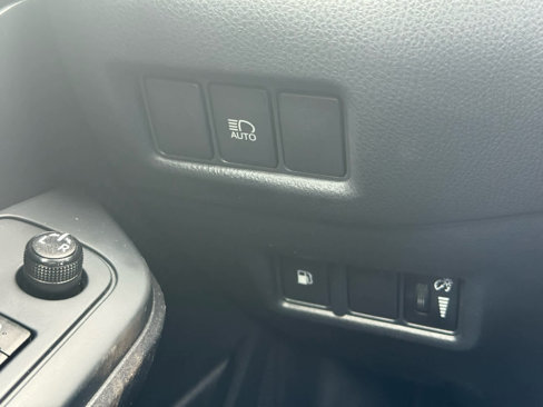 Used 2019 Toyota C-HR LE image 28