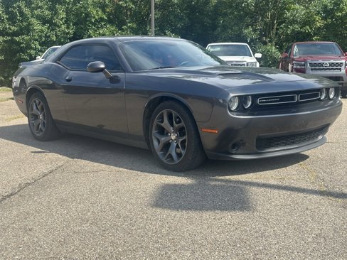 Used 2015 Dodge Challenger SXT image 2